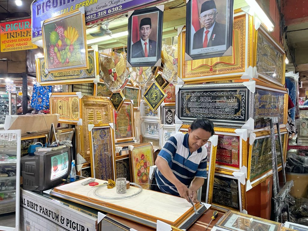 Pemesanan Pigura Bergambar Prabowo-Gibran Mulai Marak di Pasar Blauran Surabaya