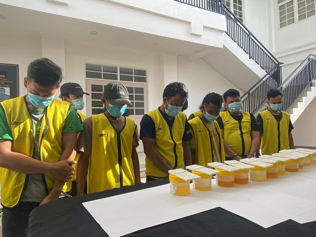 Sebelas Orang Digrebek Polisi Saat Asik Nyabu Siang Bolong di Jalan Kunti&nbsp;Surabaya