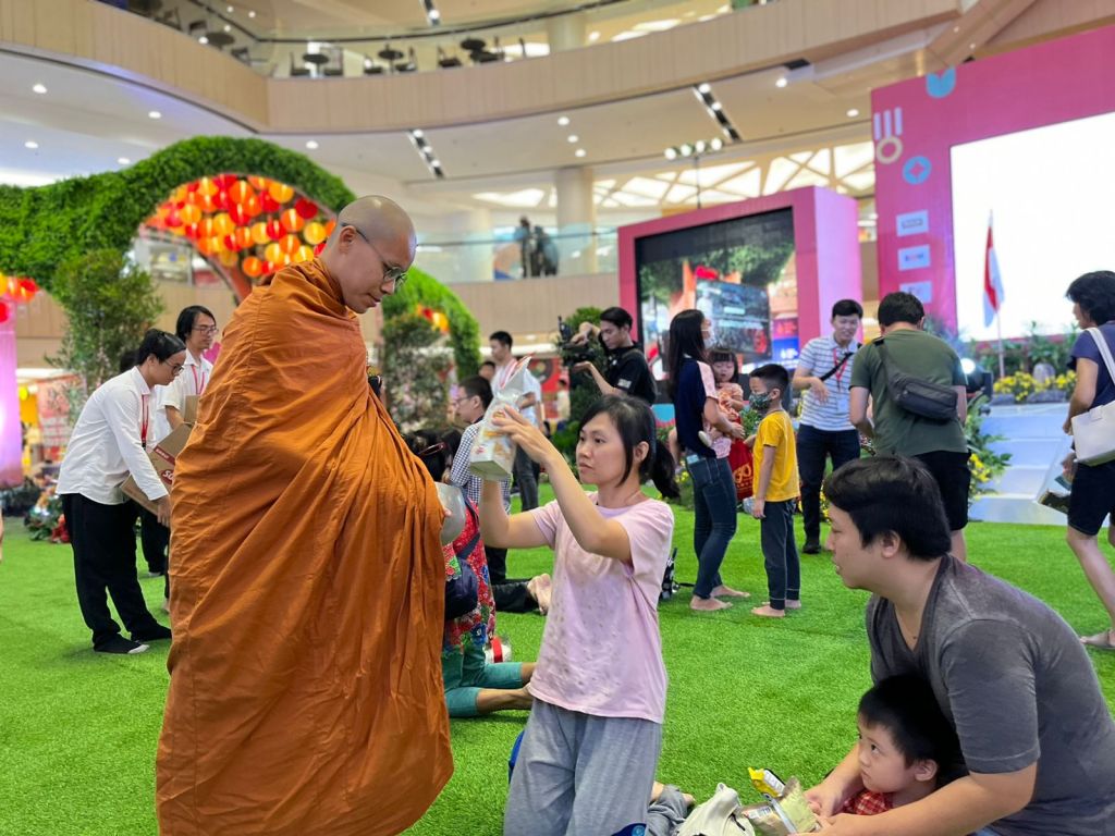 Puluhan Umat Buddha Ikuti Tradisi Pindapata di Vesak Festival Surabaya