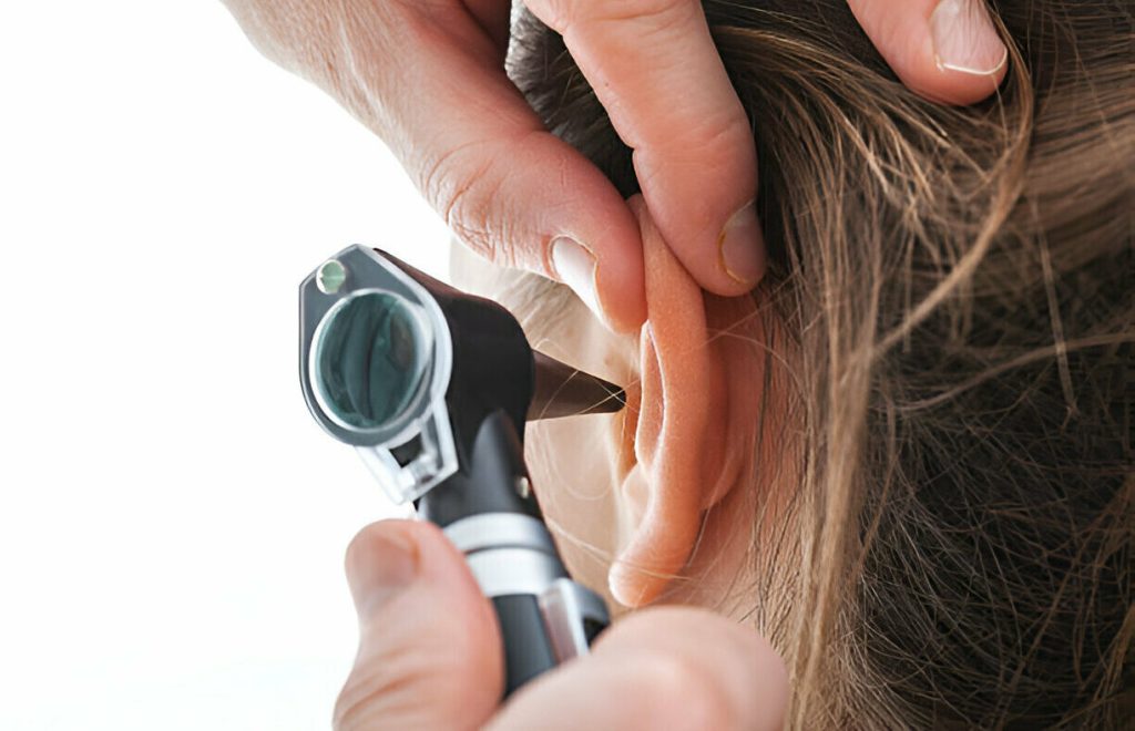 Dokter Menguraikan Penyebab Umum Telinga Sakit