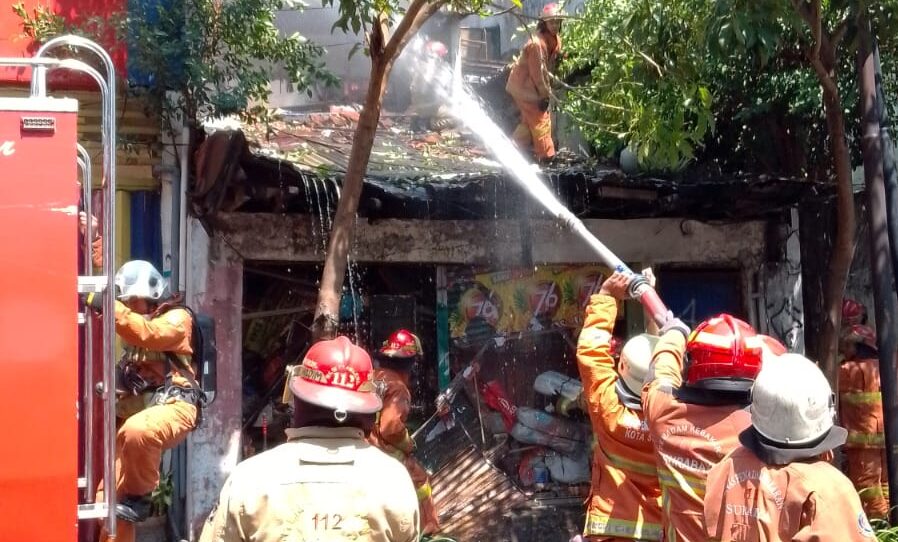 Kebakaran Rumah di Kertajaya Surabaya, Asap Terlihat sampai Manyar&nbsp;Kertoarjo