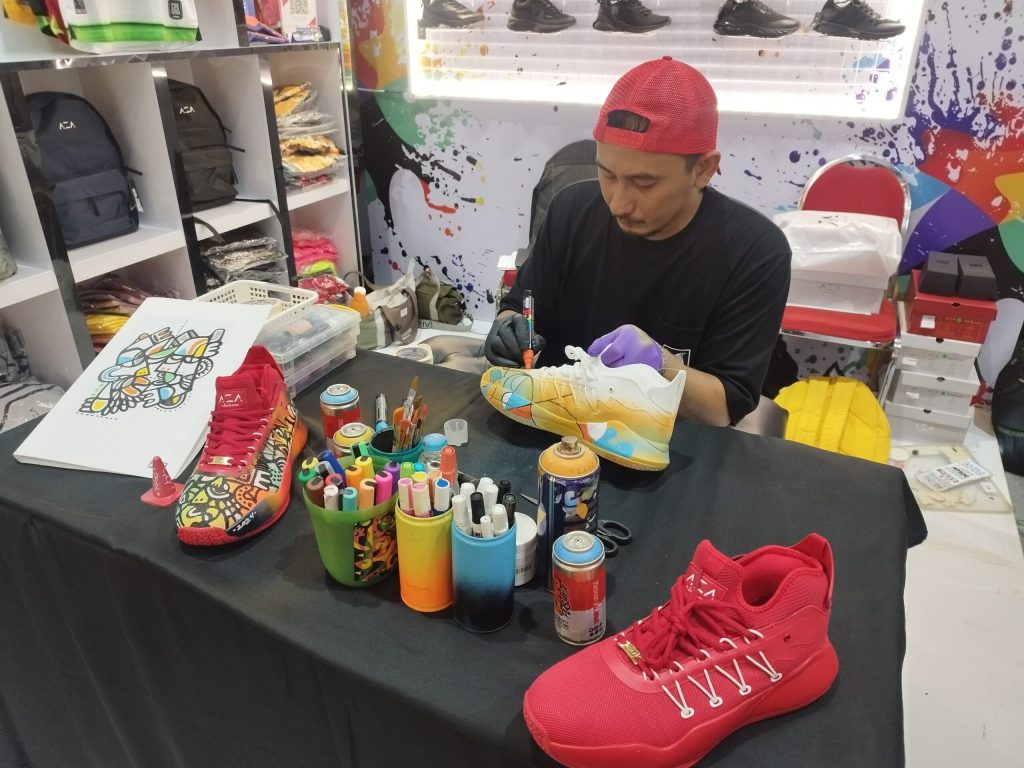 Azawear Gandeng XGO Seniman Mural Tampilkan Live&nbsp;Painting