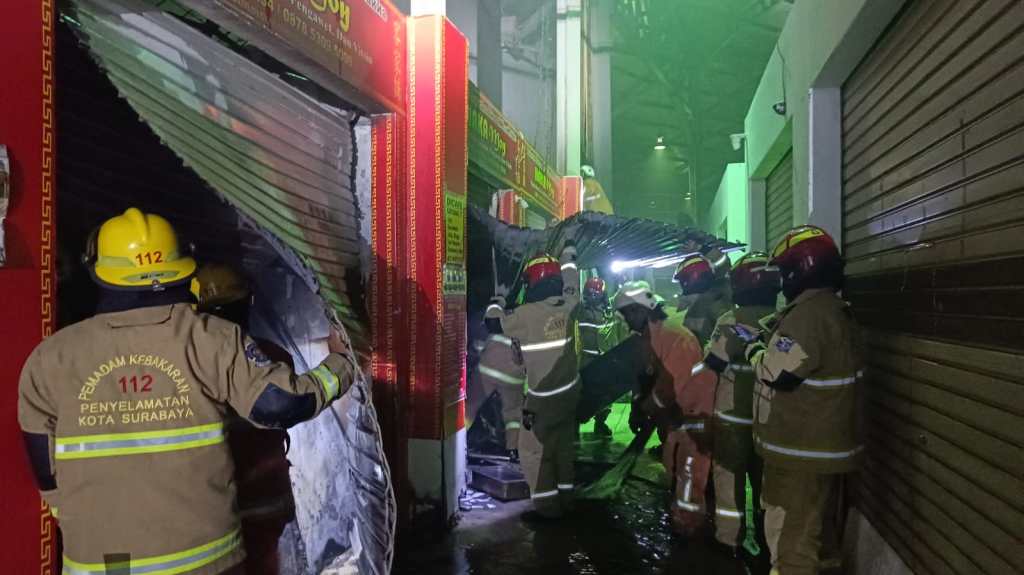 Kebakaran di Pasar Modern Darmo Permai, 5 Unit PMK Turun Tangan Padamkan Api