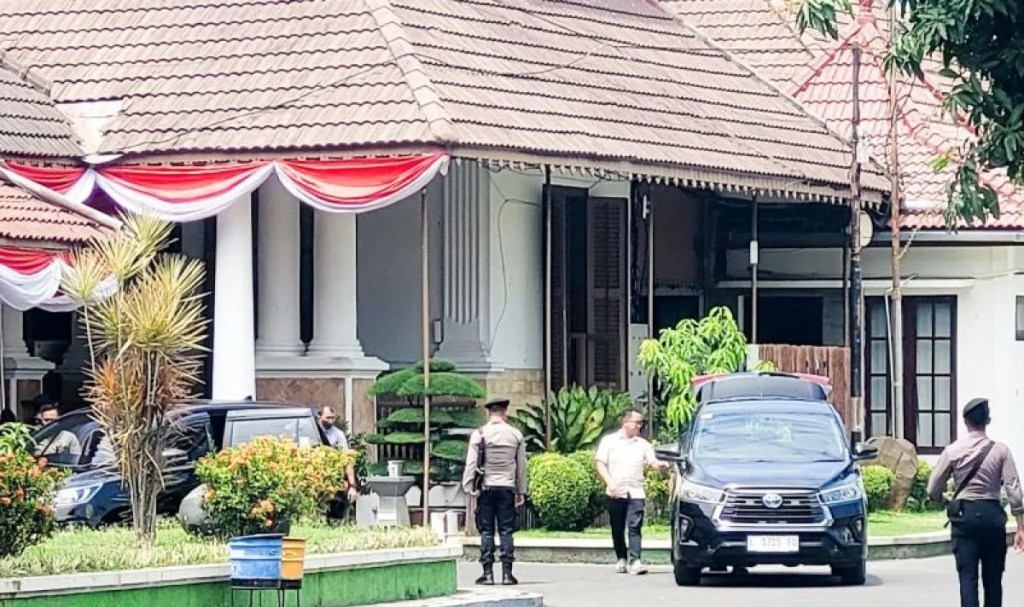 KPK Sita Sejumlah Dokumen Setelah Geledah Rumah dan Kantor Bupati&nbsp;Situbondo