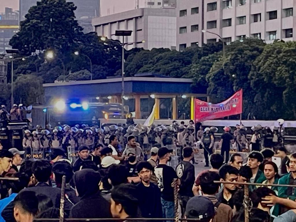 Ratusan Mahasiswa Kembali Berunjuk Rasa di Depan DPR RI Petang Ini