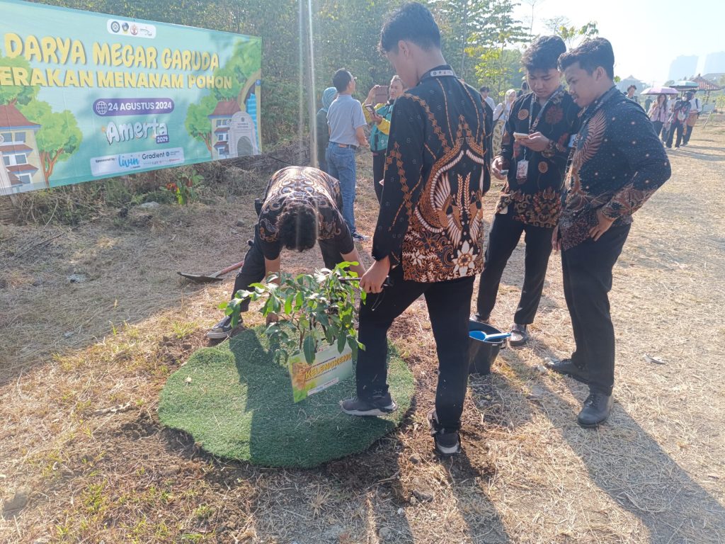 Perkuat Kontribusi Lingkungan Hijau, Ratusan Mahasiswa Baru Unair Tanam Pohon Serentak