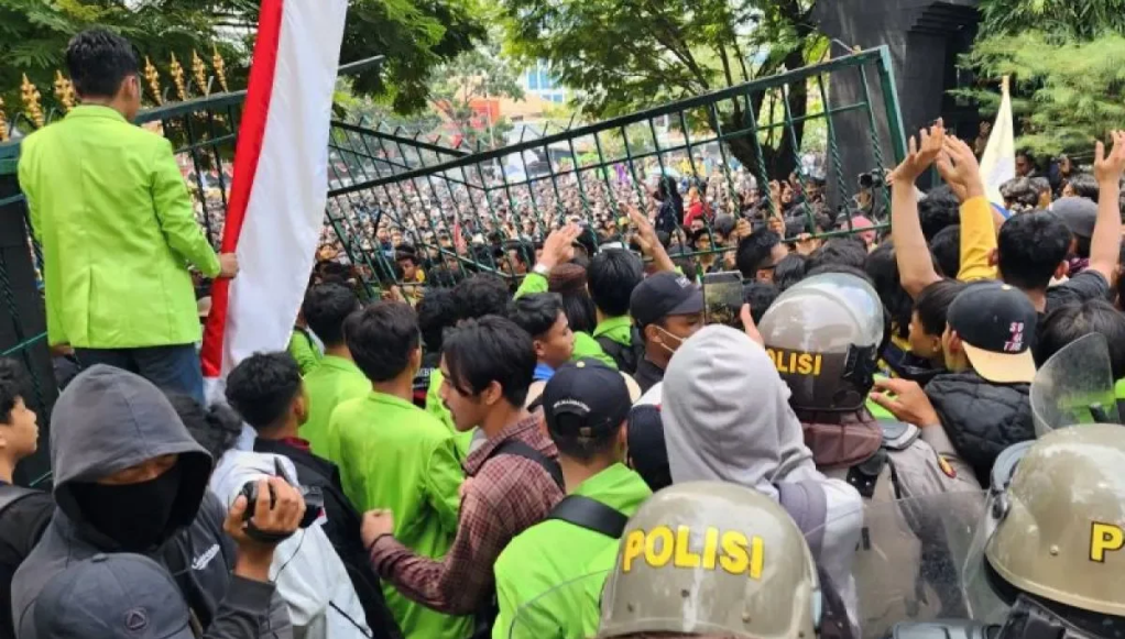 Demo Mahasiswa di DPRD Jateng Diwarnai Perusakan Pagar dan Gas Air Mata