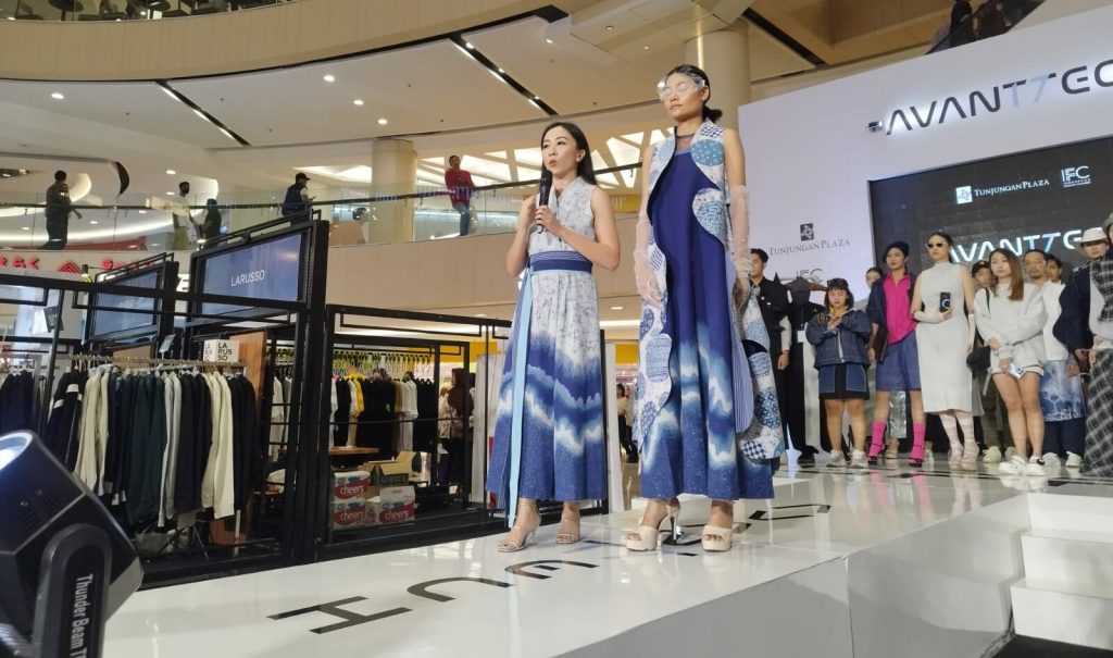 Koleksi Batik Modern Bertajuk “Segara” Hadir dalam Surabaya Fashion Parade 2024