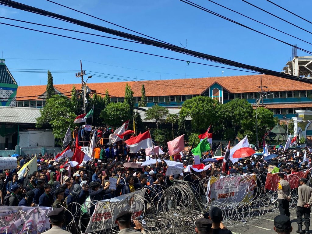 LBH Surabaya Sebut Dua Orang Diamankan Saat Demo di Depan DPRD Jatim
