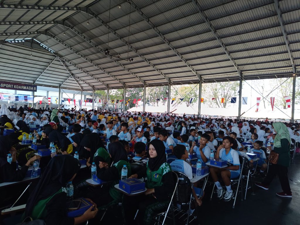 TNI AL Pecahkan Rekor MURI Makan Bergizi Bersama Pelajar dalam Naval Base Open&nbsp;Day