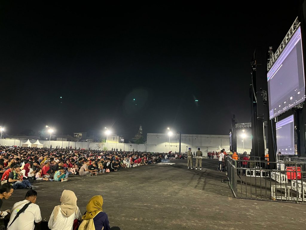 Ribuan Warga Padati Nobar Timnas Indonesia Lawan Australia di Surabaya Expo&nbsp;Center