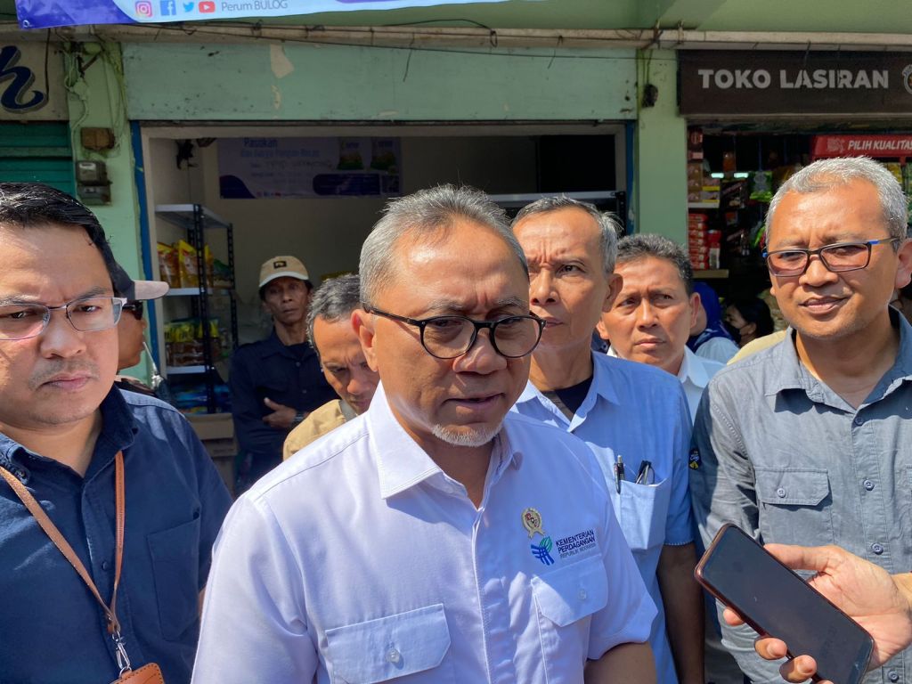 Zulhas Bungkam Saat Ditanya Soal Rencana Jokowi Ekspor Sedimen&nbsp;Laut